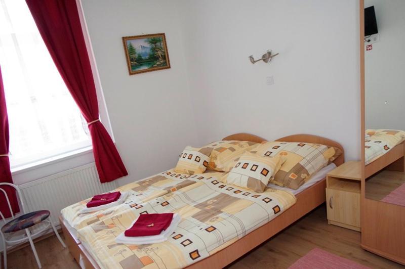 Feher Hajo Panzio Es Vendeglo Gyor Exterior photo