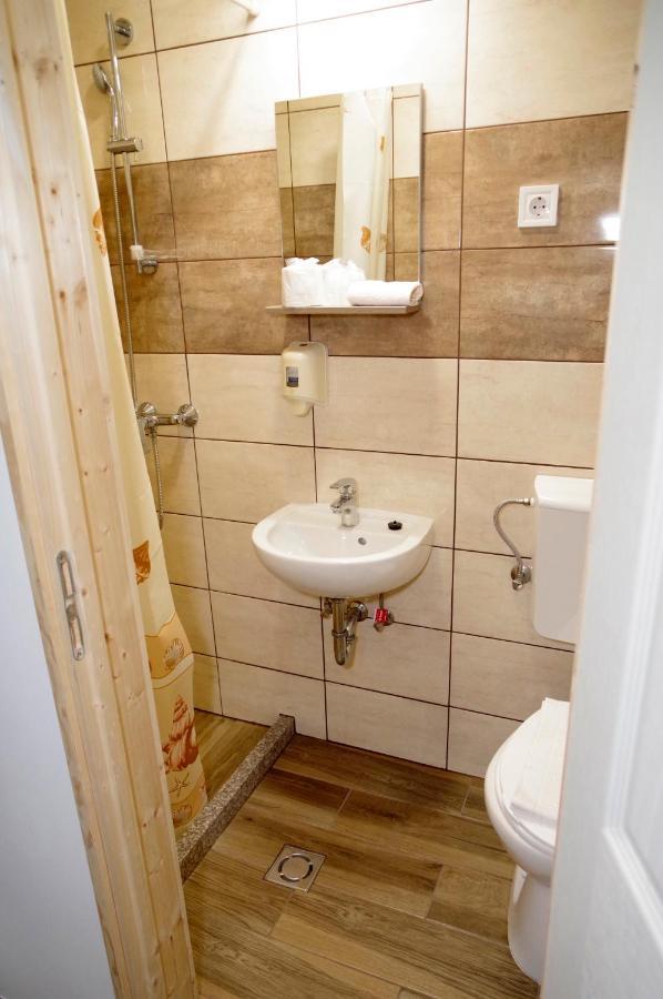 Feher Hajo Panzio Es Vendeglo Gyor Exterior photo