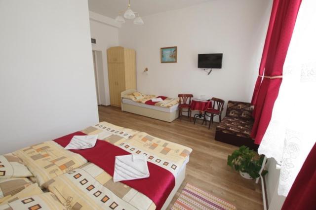 Feher Hajo Panzio Es Vendeglo Gyor Exterior photo