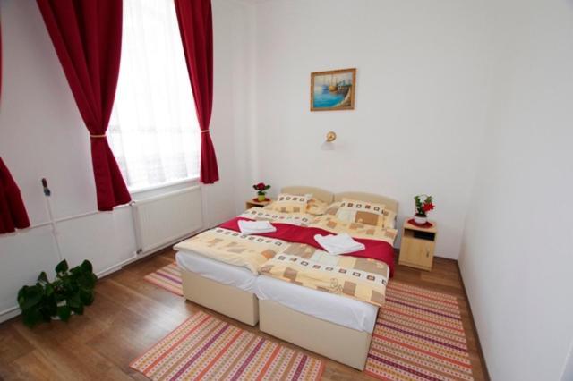 Feher Hajo Panzio Es Vendeglo Gyor Exterior photo