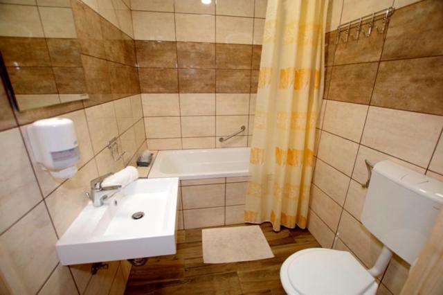 Feher Hajo Panzio Es Vendeglo Gyor Exterior photo
