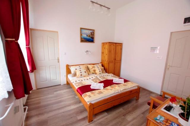 Feher Hajo Panzio Es Vendeglo Gyor Exterior photo
