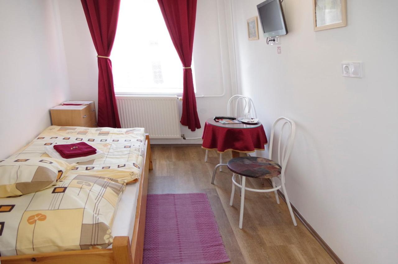 Feher Hajo Panzio Es Vendeglo Gyor Exterior photo