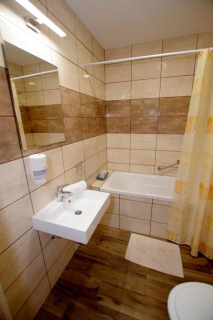 Feher Hajo Panzio Es Vendeglo Gyor Exterior photo