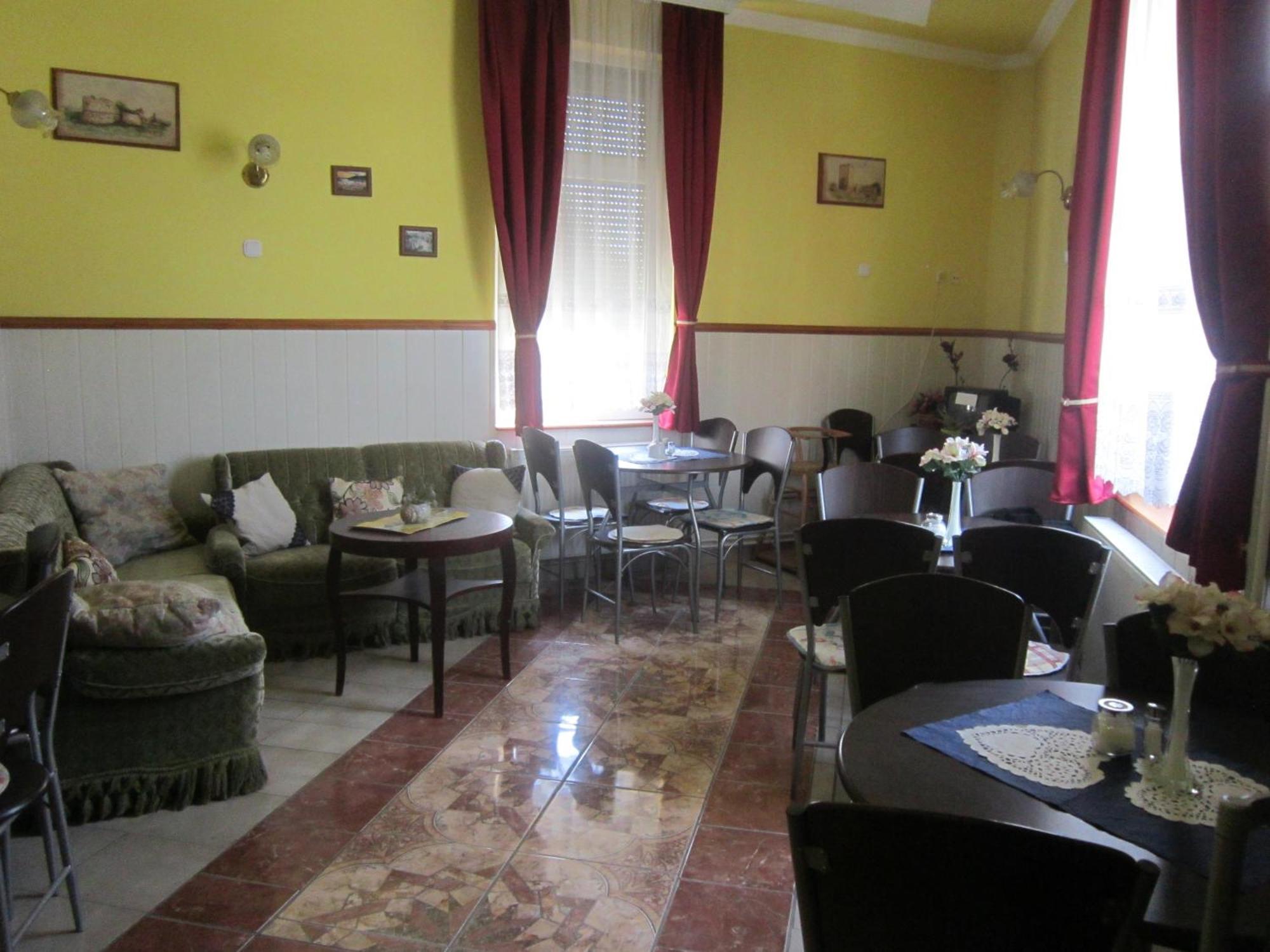 Feher Hajo Panzio Es Vendeglo Gyor Exterior photo
